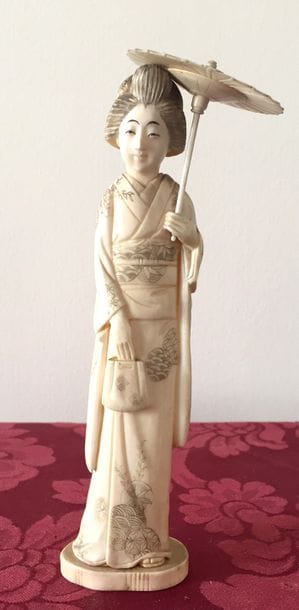 JAPON Sujet en ivoire représentant une geisha...