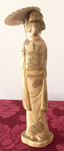 JAPON Sujet en ivoire représentant une geisha...