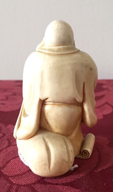 JAPON Bouddha tenant une souris en ivoire...