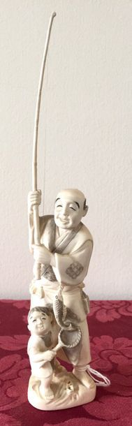 JAPON Sujet en ivoire représentant un pêcheur...