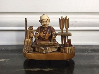 JAPON Netsuke en ivoire représentant un artisan...