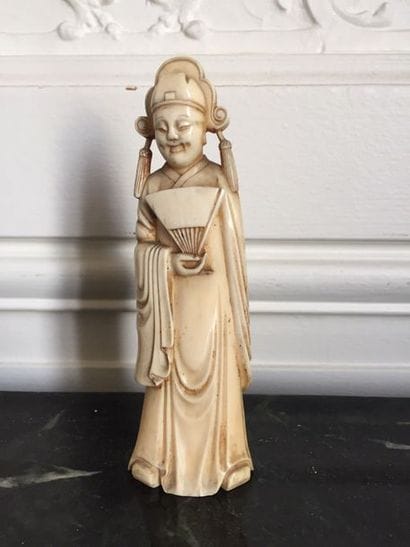 JAPON Okimono en ivoire sculpté représentant...