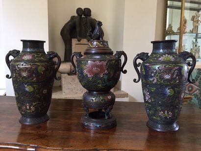 JAPON Garniture d'autel en bronze cloisonné...