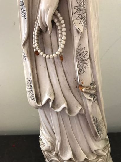 CHINE Grande Statuette de Guanyin en ivoire,...