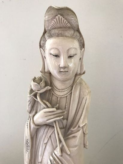 CHINE Grande Statuette de Guanyin en ivoire,...
