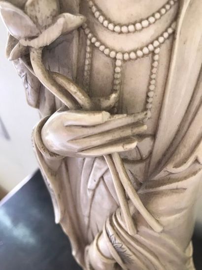 CHINE Grande Statuette de Guanyin en ivoire,...