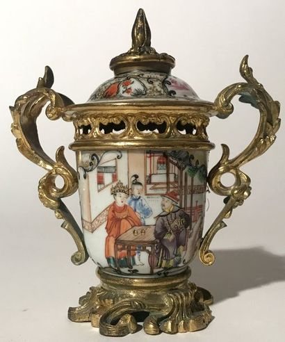 CHINE Brûle parfum en porcelaine dans le...