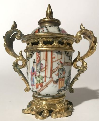 CHINE Brûle parfum en porcelaine dans le...