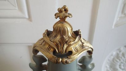 CHINE Paire de vases balustre en porcelaine...