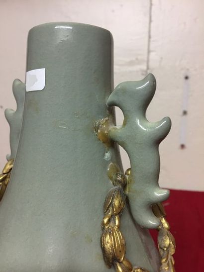 CHINE Paire de vases balustre en porcelaine...