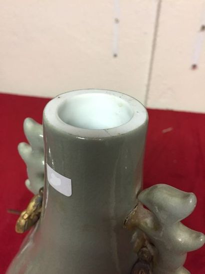 CHINE Paire de vases balustre en porcelaine...