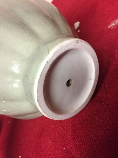 CHINE Paire de vases balustre en porcelaine...