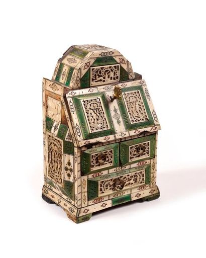 COFFRET en forme de secrétaire à âme en bois...