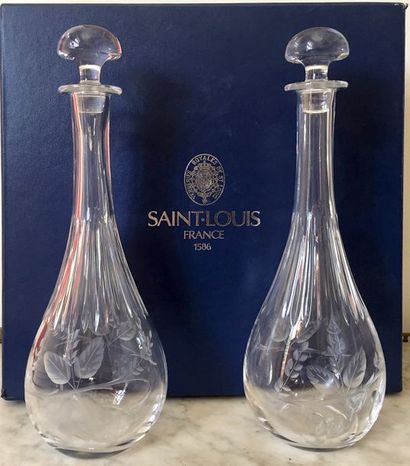 SAINT LOUIS Paire de carafes et leurs bouchons...