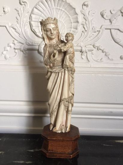 VIERGE A L’ENFANT en ivoire sculpté reposant...