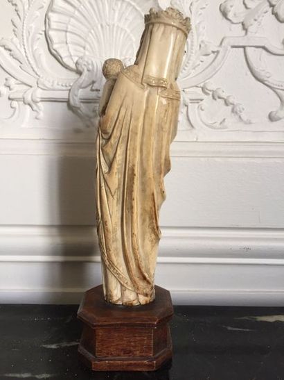 VIERGE A L’ENFANT en ivoire sculpté reposant...