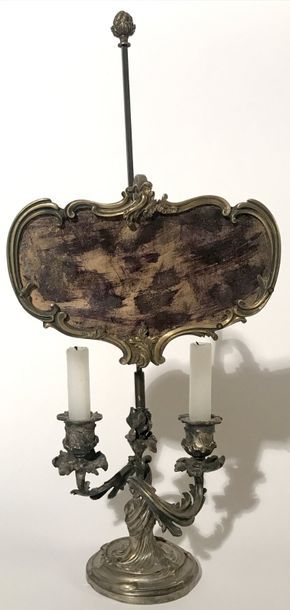 CANDELABRE à deux lumières formant écran...