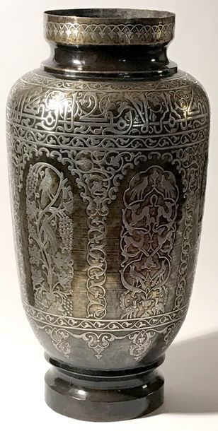 Grand VASE de forme balustre en laiton incrusté...