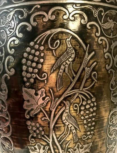 Grand VASE de forme balustre en laiton incrusté...