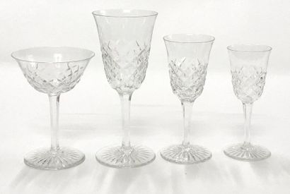 BACCARAT Partie de service de verre en cristal...
