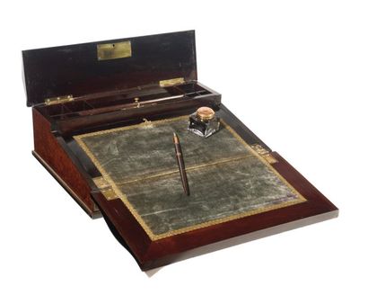 COFFRET ECRITOIRE en loupe d’orme. Garnis...