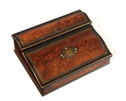 COFFRET ECRITOIRE en loupe d’orme. Garnis...