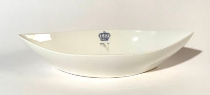 SÈVRES Beurrier de forme navette en porcelaine,...
