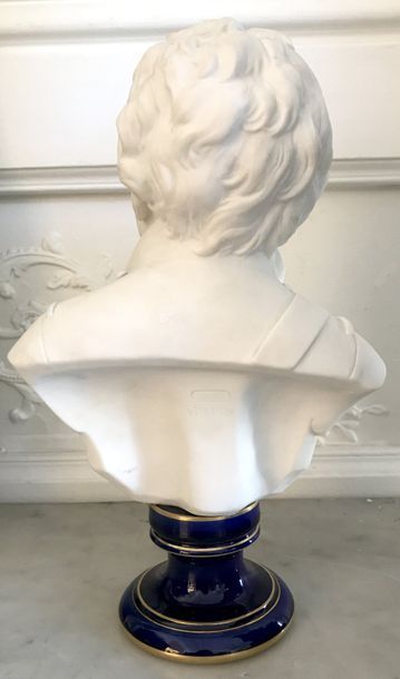 SEVRES Buste en biscuit «Viala» en habit...