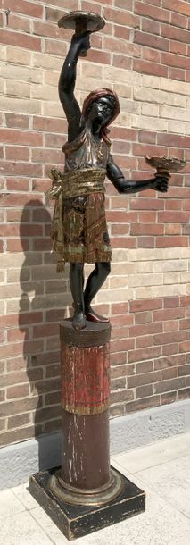 PORTE-TORCHERE sur sa selette en bois polychrome...