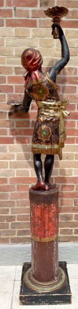 PORTE-TORCHERE sur sa selette en bois polychrome...