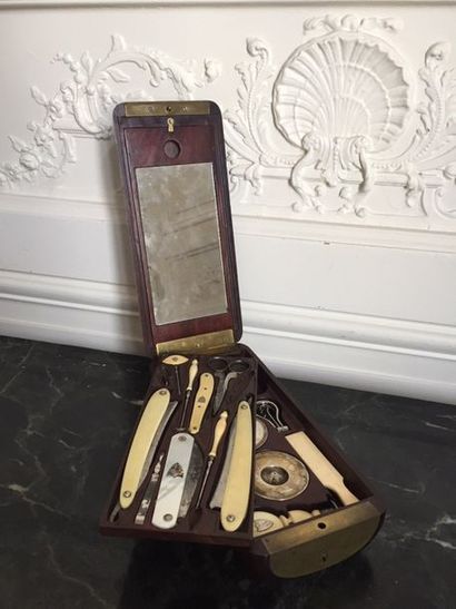NECESSAIRE DE VOYAGE D'OFFICIER, en acajou,...