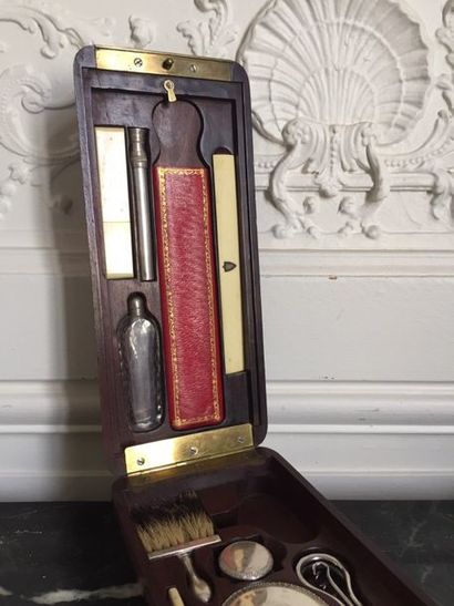 NECESSAIRE DE VOYAGE D'OFFICIER, en acajou,...