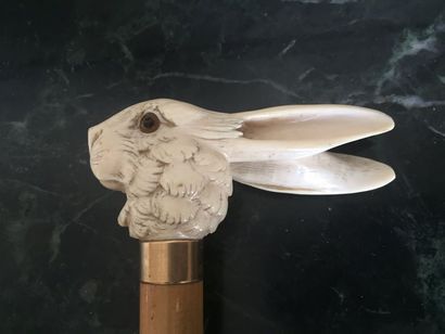 POMMEAU DE CANNE en ivoire à tête de lapin,...