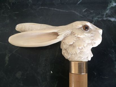 POMMEAU DE CANNE en ivoire à tête de lapin,...
