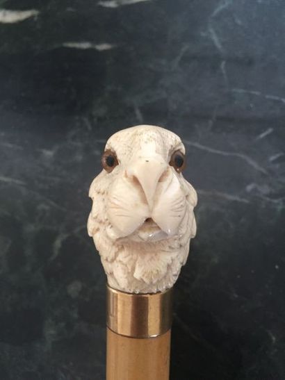 POMMEAU DE CANNE en ivoire à tête de lapin,...
