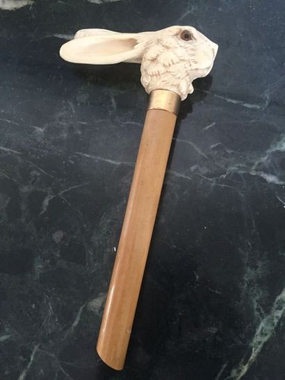 POMMEAU DE CANNE en ivoire à tête de lapin,...
