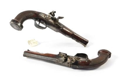 Paire de pistolets d’officier à silex. Canons...
