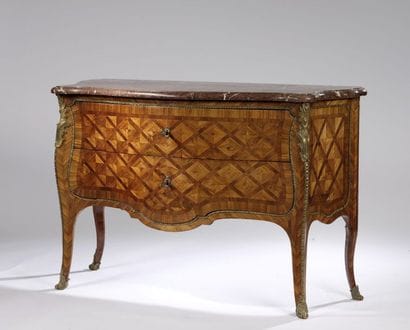 Commode galbée ouvrant à deux tiroirs sans...