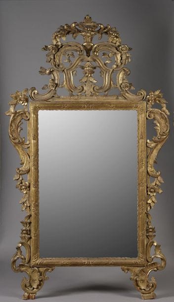 Miroir rectangulaire à fronton en bois sculpté...