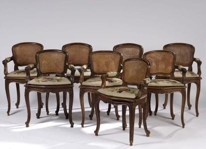 Suite de huit fauteuils cannés à dossier...