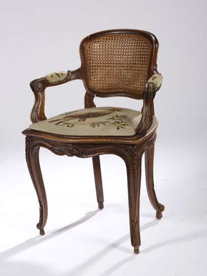 Suite de huit fauteuils cannés à dossier...