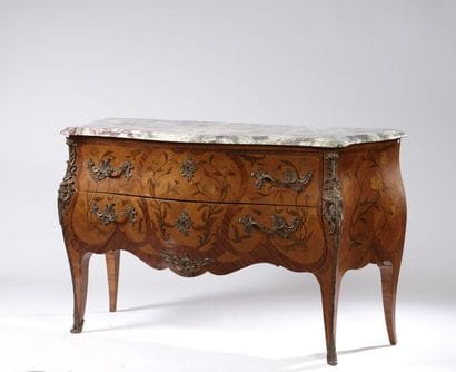 Grande commode galbée en marqueterie florale...