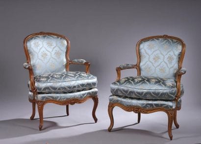 Paire de larges fauteuils en hêtre mouluré...