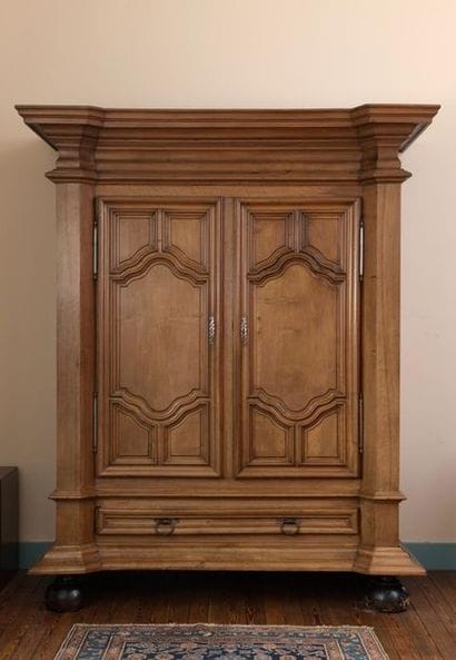 Grande armoire architecturée en noyer mouluré...
