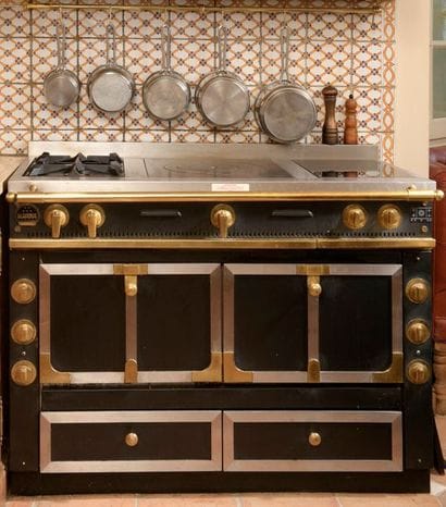 Maison LA CORNUE.
Piano de cuisson en fonte...