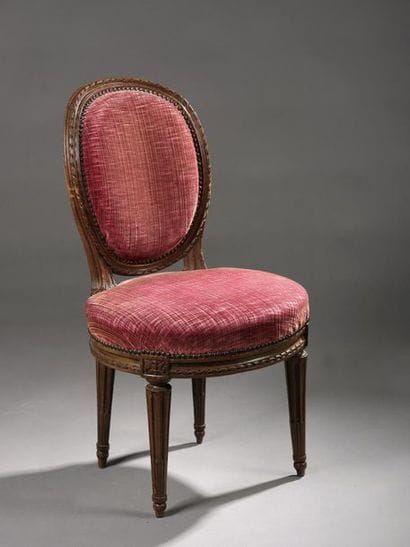 Petite chaise à dossier médaillon et assise...