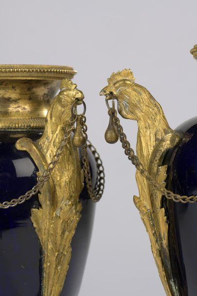Paire de vase balustre en verre bleu-cobalt...
