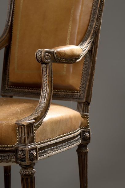 Fauteuil à dossier trapézoïdal légèrement...