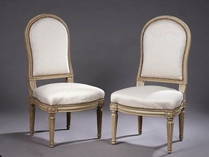 Paire de chaises basses à dossier à la reine...