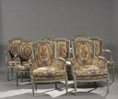 Suite de six fauteuils et deux bergères à...